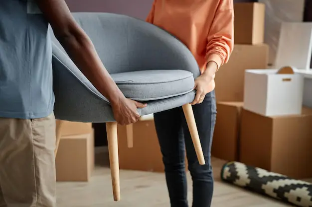 Graphic illustrating the key factors determining furniture moving cost in Auckland: item size, access, time, and distance.